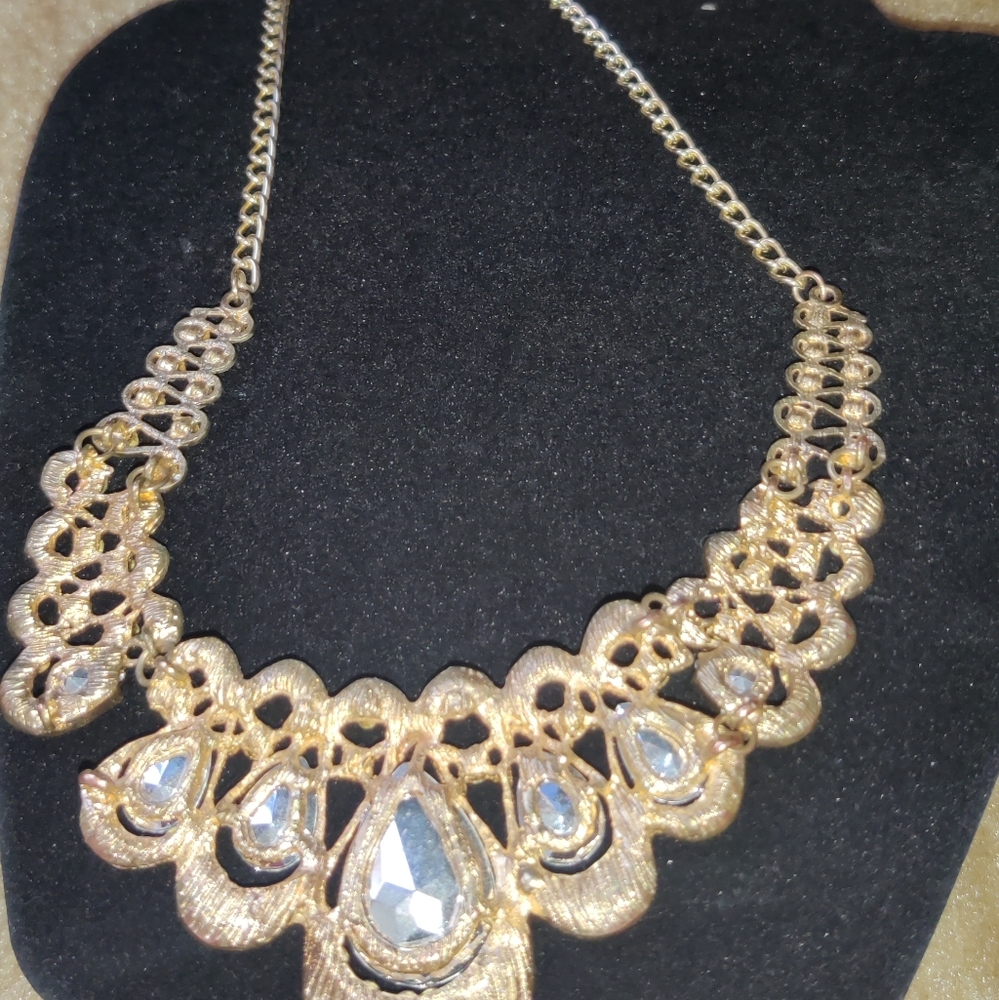 Stunning Rhinestone necklace/ earring set - Picture 3 of 3